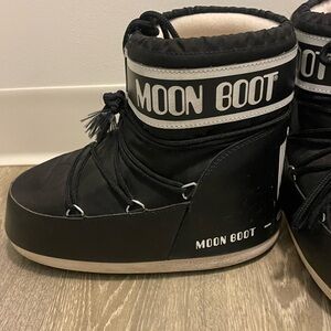 Moon boots black and white